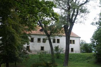 pohled na zámek od zámeckého rybníka (© Lenka Martinková 09/2004)