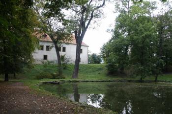 zámek s rybníkem (© Lenka Martinková 09/2004)