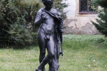 socha v zámeckém parku (© Lenka Martinková 09/2004)