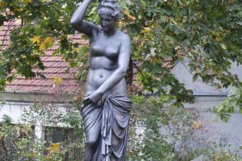 socha před zámkem (© Lenka Martinková 10/2004)