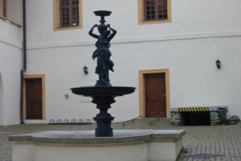 kašna na nádvoří (© D Dohňanský, 03/2014)