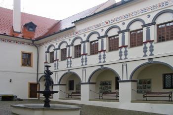 současný vzhled zámeckého nádvoří (© D Dohňanský, 03/2014)