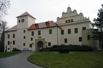 .. a současný pohled na vstupní část zámku (© D Dohňanský, 03/2014)