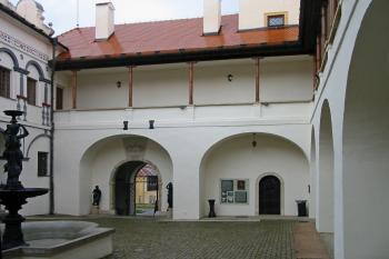 zámecké nádvoří (© D Dohňanský, 03/2014)