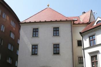 Měnínská brána při pohledu ze směru vjezdu do centra Brna ( © Jan P. Štěpánek 06/2008)
