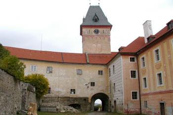vstupní zámecké křídlo z nádvoří ( © Pavel Zany Komárek 30/9/2001)
