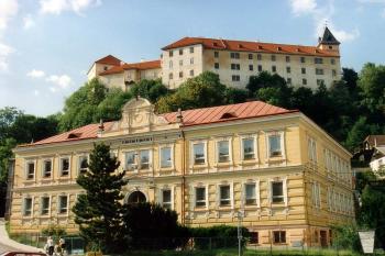 Pohled z města od jihu (© Jiří Cukr, 08/2000)