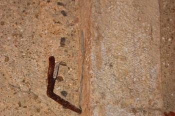 Pravděpodobně autentický držák na louč v přízemí Vlčkovy věže (13. století) ( © Ivan Grisa 09/2009)