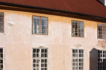 Západní křídlo zámku ze schodiště do 1. patra Vlčkovy věže ( © Ivan Grisa 09/2009)