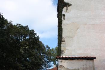 Pohled od Vlčkovy věže podél severozápadní stěny zámku ( © Ivan Grisa 09/2009)