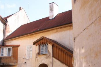 Dům na jižní straně dvorku u Vlčkovy věže ( © Ivan Grisa 09/2009)