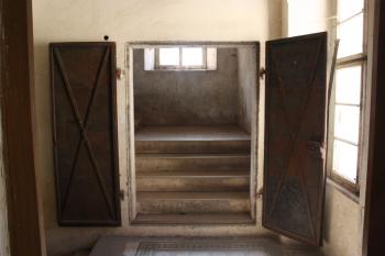 Vstup ze severovýchodního křídla na schodiště u hodinové věže ( © Ivan Grisa 09/2009)