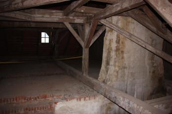 Půda jižně od hodinové věže ( © Ivan Grisa 09/2009)