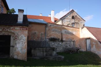 Kašna na nádvoří dolního zámku ( © Ivan Grisa 09/2009)