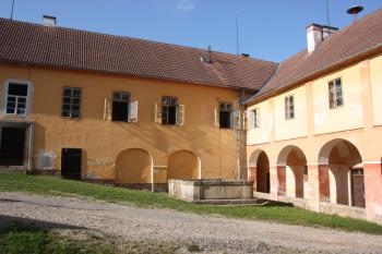 Severovýchodní kout nádvoří dolního zámku ( © Ivan Grisa 09/2009)
