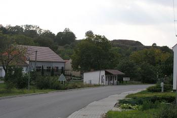 Pohled z obce ( © Roman Řezáč 10/2004)