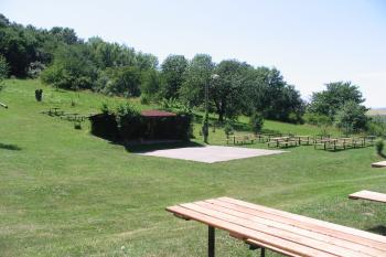 od tohoto výletiště je nejlepší přístup k hrádku ,cca 100m (© D Dohňanský, 07/2013)