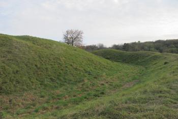 příkop a val na jz./od severu/ ( © Dušan Dohňanský 11/2019)