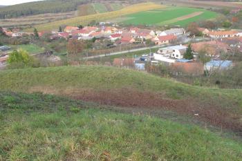 pohled z jádra přes sv.val na obec ( © Dušan Dohňanský 11/2019)
