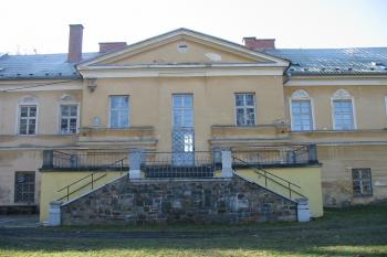 terasa s dvouramenným  schodištěm na severu (© D Dohňanský, 03/2015)