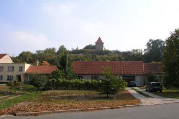 Pohled od severozápadu z hlavní silnice procházející městečkem ( © Roman Řezáč 10/2004)
