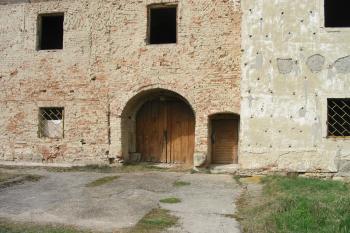 vstupní část tvrze (© D Dohňanský, 04/2014)