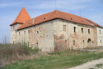 pohled na tvrz od příjezdové cesty (© D Dohňanský, 04/2014)