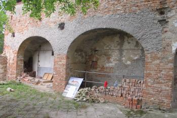 vnitřní nádvoří detailněji (© D Dohňanský, 07/2018)