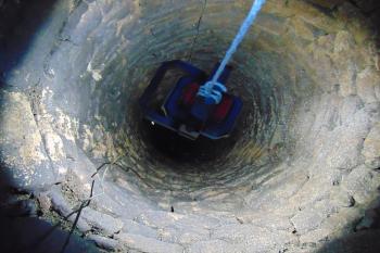 Měření hloubky studny (© Dušan Dohňanský 08/2020)