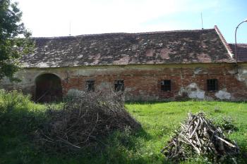 Hospodářská budova u tvrze (© Dita Kacerovská, 07/2009)