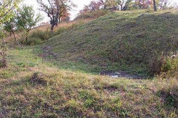 Zbytek příkopu na severní straně ( © Roman Řezáč 10/2004)