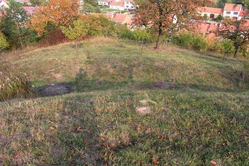Pohled z tvrziště severním směrem na obec ( © Roman Řezáč 10/2004)