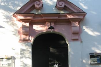 čelní vstupní portál (© D Dohňanský, 03/2015)