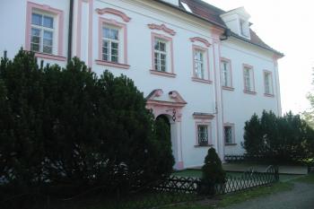 západní strana zámku (© D Dohňanský, 03/2015)