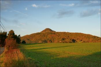 Hradni kopec od Mimoně (© Jaromir Kvapil, 10/2010)