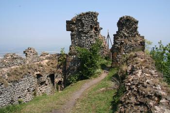 Zbytky menší věže ( © Ivan Grisa 05/2009)