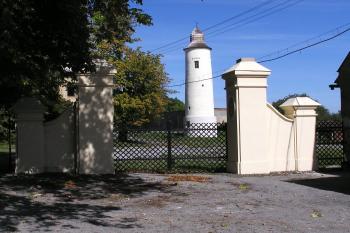 opravená vstupní brána a stará věž ( © Jan P. Štěpánek 09/2007)