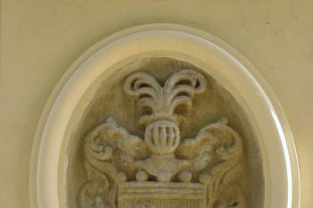 opravený znak na vstupní bráně do areálu zámku ( © Jan P. Štěpánek 09/2007)