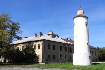 celkový pohled na chátrající zámek a opravenou hlásnou věž ( © Jan P. Štěpánek 09/2007)