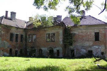 severní průčelí zámku je ve velmi špatném stavu ( © Jan P. Štěpánek 09/2007)