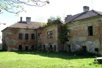 Pohled na rozpadající se zadní trakt zámku ( © Jan P. Štěpánek 09/2007)