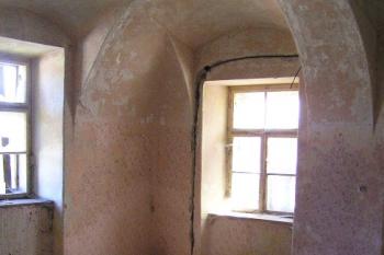 místnost v jihovýchodním nároží zámku s částečně propadlou pdlahou do sklepů ( © Jan P. Štěpánek 09/2007)