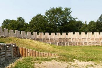 Pohled na Slovanskou hradbu a stínky pro střelce ( © Miroslav BITTER 07/2006)