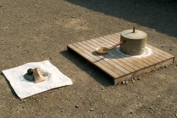 Návštěvníci Archeoparku si mohou vyzkoušet jak si Slované vyráběli mouku ( © Miroslav BITTER 07/2006)