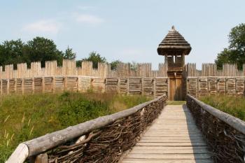 Celkový pohled na Slovanské hradiště a vstupní bránu ( © Miroslav BITTER 07/2006)