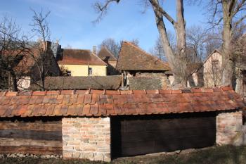 Hospodářské objekty u staré části mlýna ( © Ivan Grisa 12/2009)