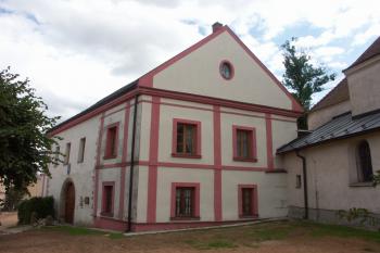 vstupní objekt zámku zvaný Bašta ( © Milan Caha 08/2008)