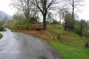Pohled od severu na klesající výběžek pravděpodobné tvrze, dnes zastavěný ( © Roman Řezáč 10/2004)