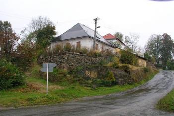 Celkový pohled na nízkou ostrožnu, kde pravděpodobně stávala tvrz ( © Roman Řezáč 10/2004)