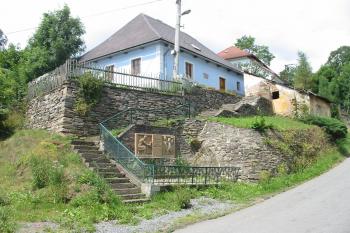 pohled na pravděpodobnou tvrz od jv. (© D Dohňanský, 07/2014)